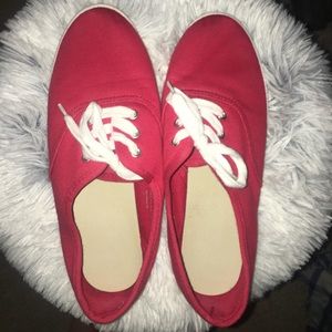 Red shoes size 6/6.5☀️